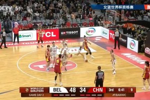 休闲穿搭！76人官推晒球员赛前入场照 詹姆斯脚踩拖鞋手拎水壶